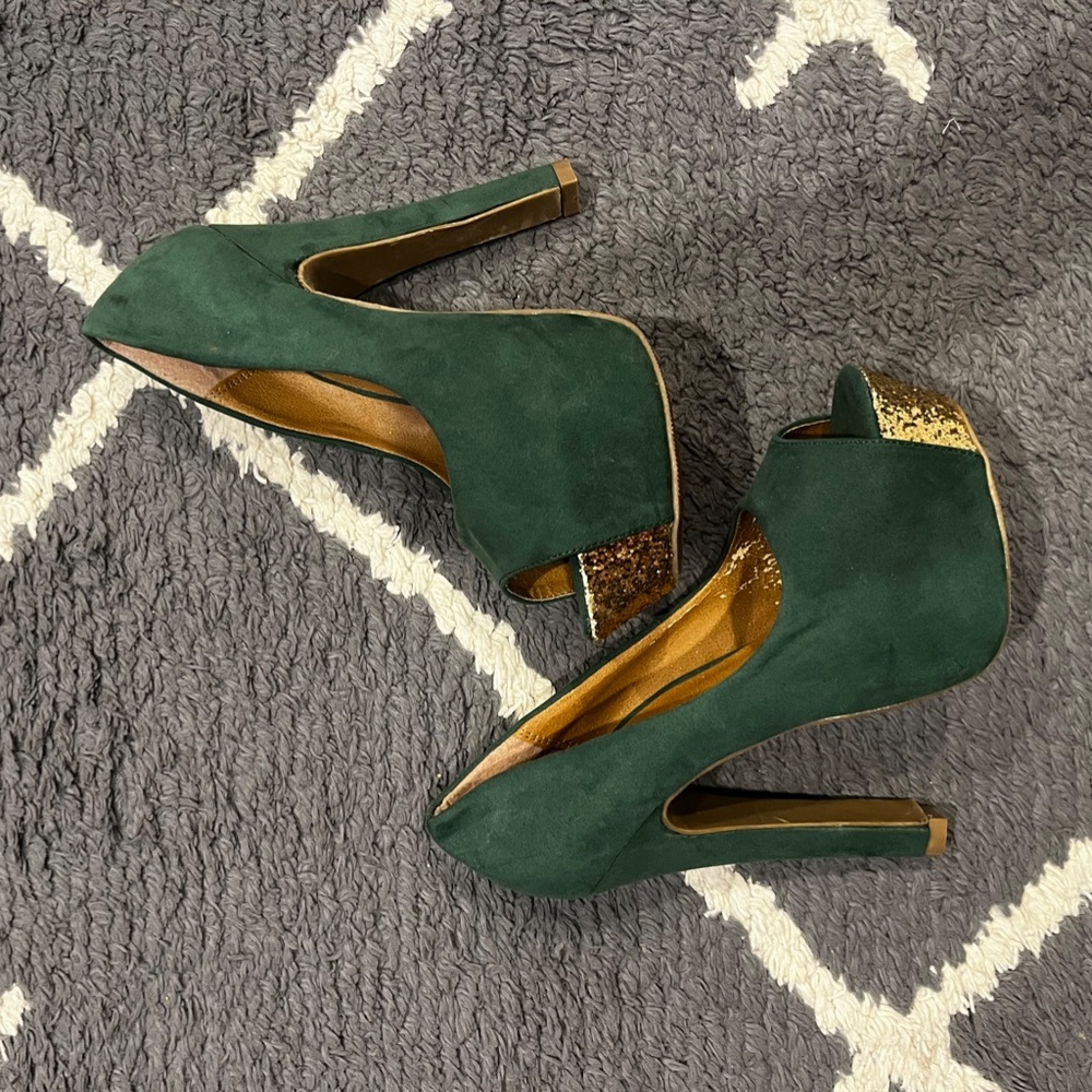 NWOT Emerald Green Platform Peep Toe Pump with Gold Glitter Toe